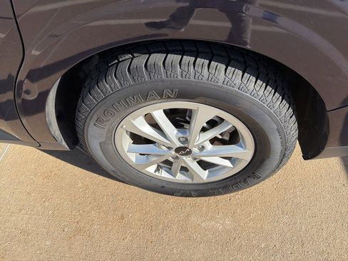 Used 2024 Kia Carnival LX image 7