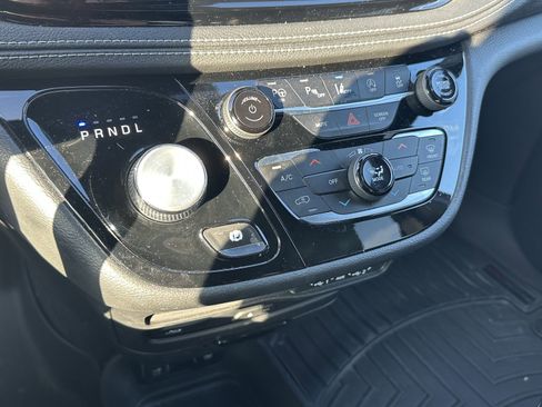 Used 2021 Chrysler Pacifica Touring-L w/ Uconnect Theater Family Group image 27