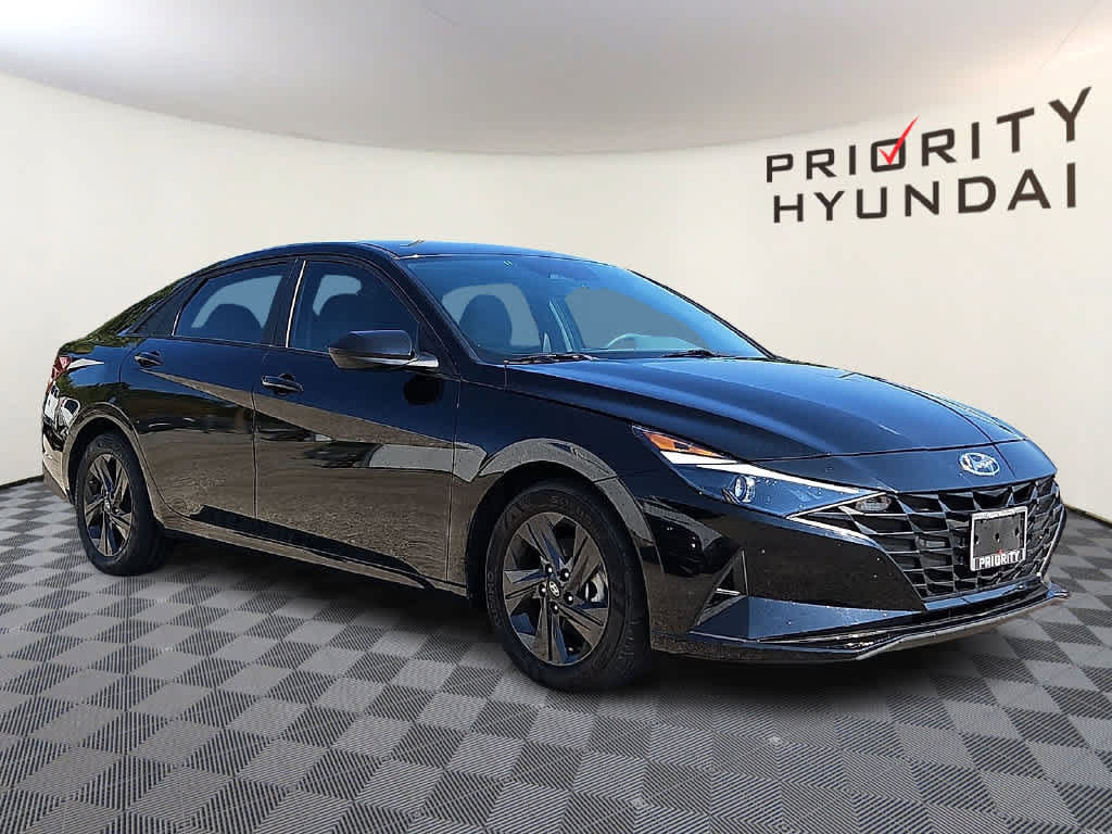 Used 2023 Hyundai Elantra SEL w/ Cargo Package FWD image 3