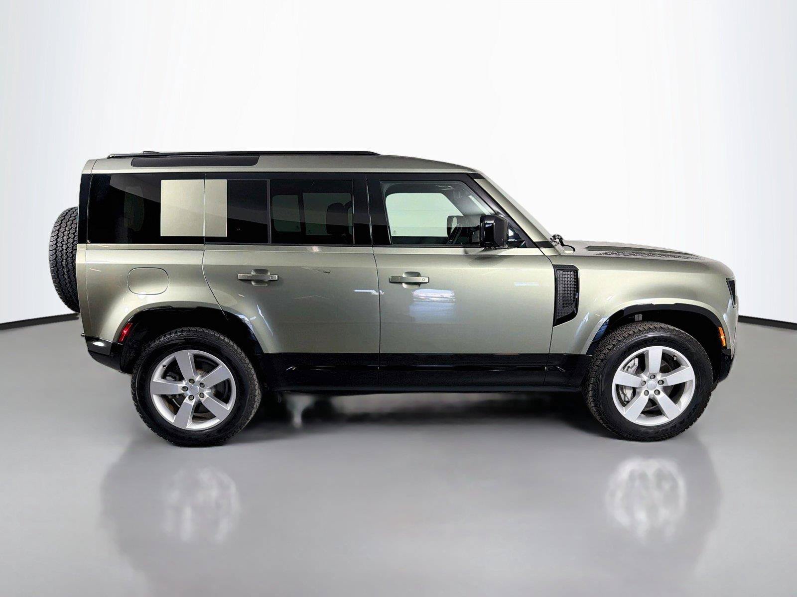 Certified 2025 Land Rover Defender 110 X-Dynamic SE AWD/4WD image 4