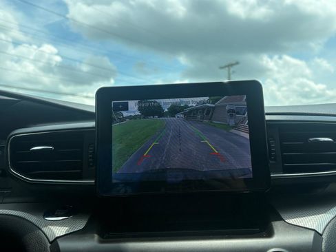 Used 2020 Ford Explorer XLT w/ Equipment Group 202A AWD/4WD image 18