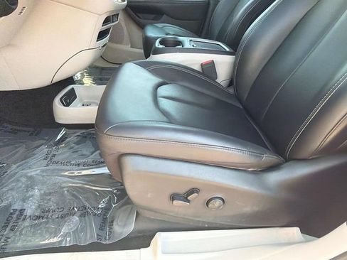 Used 2024 Chrysler Pacifica Touring-L FWD image 25