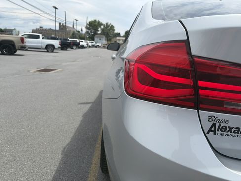 Used 2018 BMW 320i xDrive Sedan AWD/4WD image 12