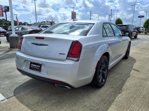 Used 2023 Chrysler 300 Touring w/ Sport Appearance Package RWD image 4