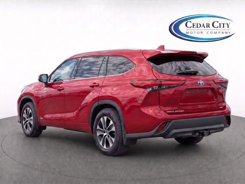 Used 2020 Toyota Highlander XLE AWD/4WD image 3