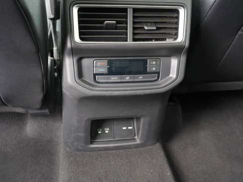 Used 2025 Volkswagen Atlas SE image 30