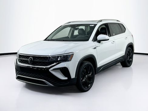 Used 2022 Volkswagen Taos SE image 1