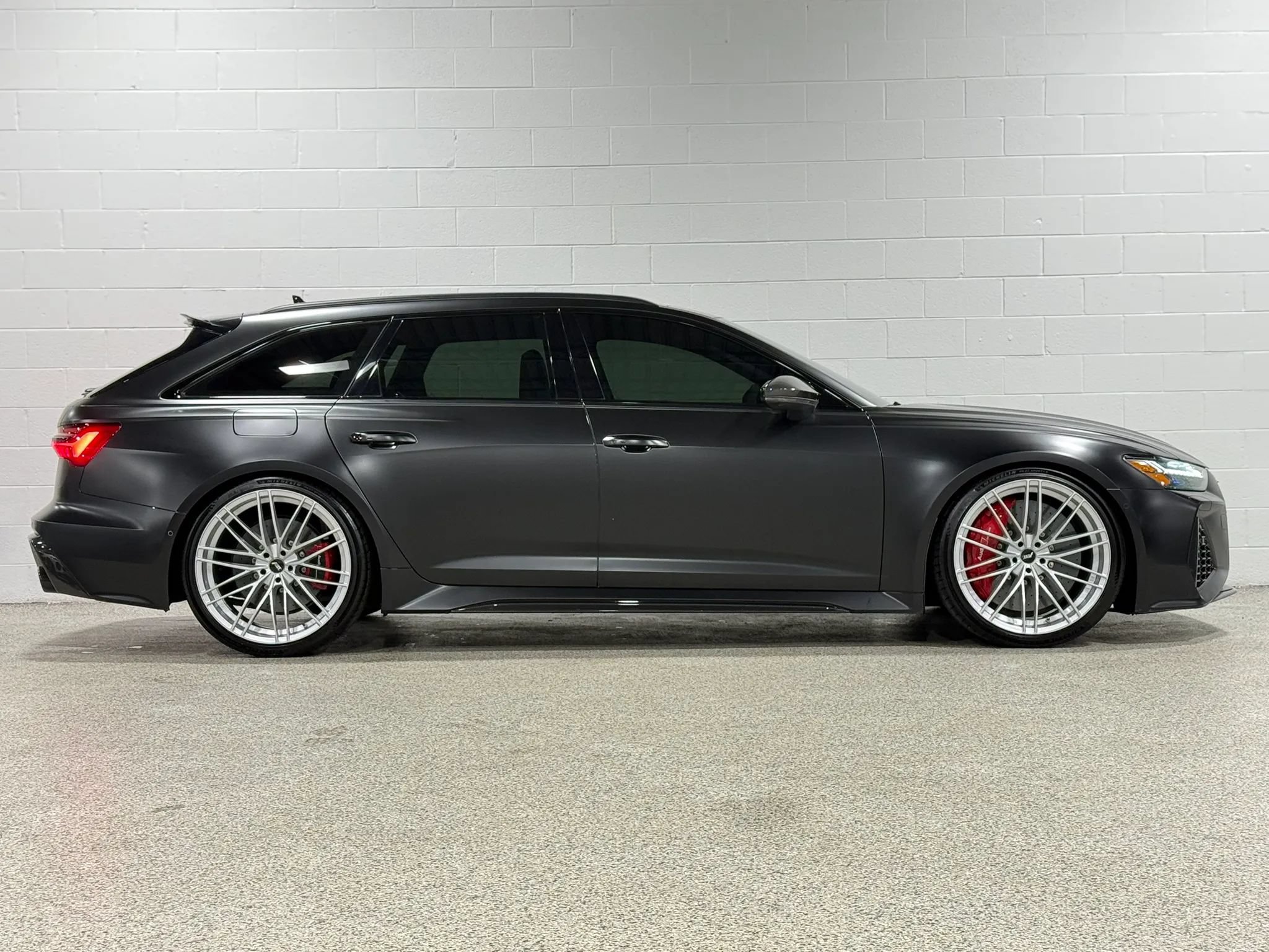 Used 2021 Audi RS 6 w/ Carbon Optic Package AWD/4WD image 5