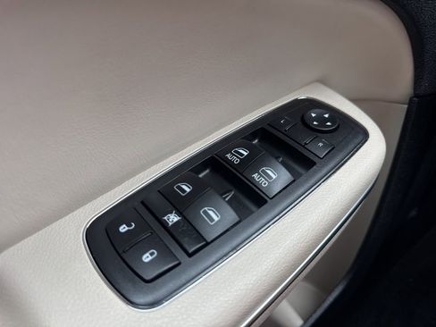 Used 2018 Chrysler 300 Limited w/ Light Group image 9