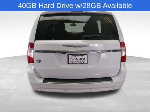 Used 2016 Chrysler Town & Country Touring-L FWD image 6