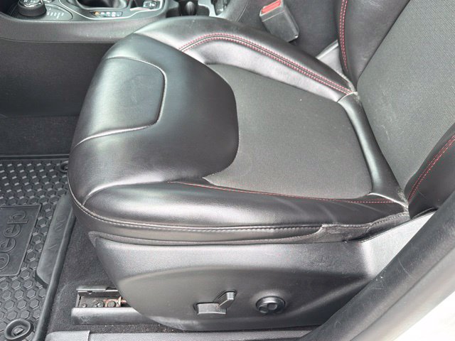 Used 2021 Jeep Cherokee Trailhawk AWD/4WD image 23
