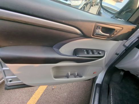 Used 2018 Toyota Highlander Limited AWD/4WD image 9