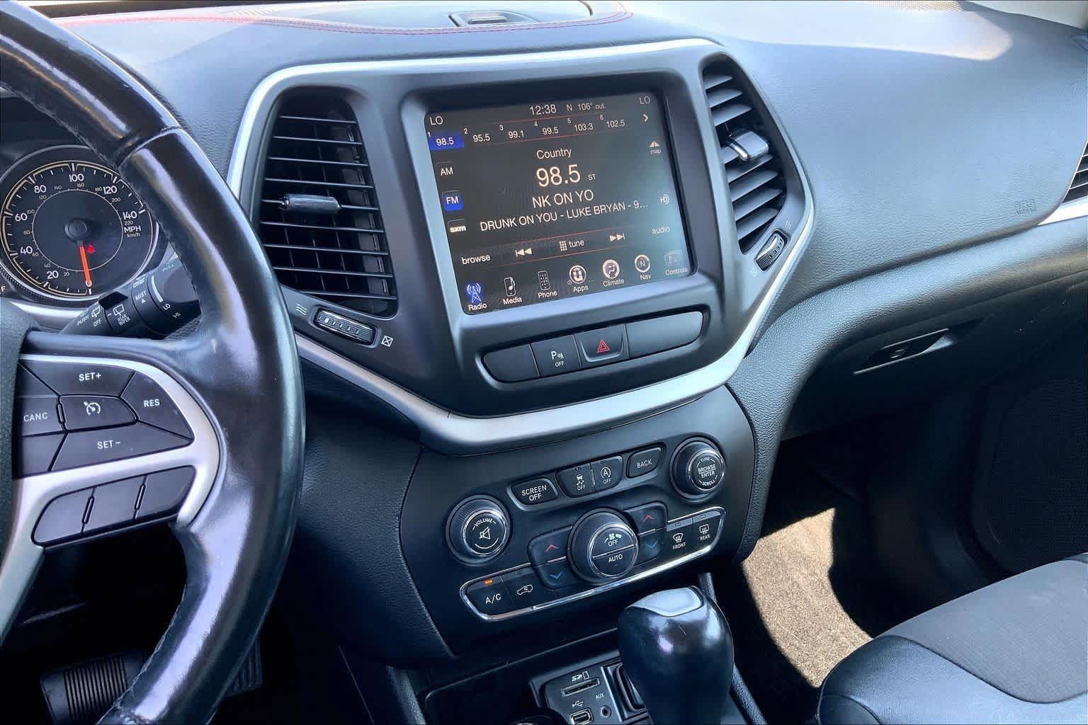 Used 2018 Jeep Cherokee Trailhawk w/ Comfort/Convenience Group AWD/4WD image 7