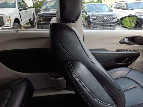 Used 2024 Chrysler Pacifica Touring-L FWD image 19