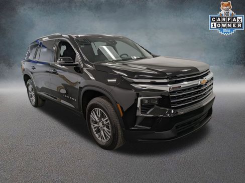 Used 2025 Chevrolet Traverse LT w/ Driver Confidence Package image 3