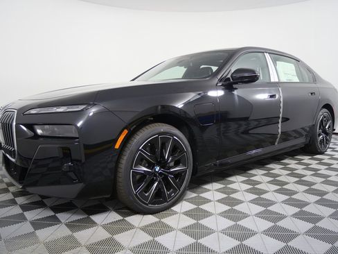 Used 2026 BMW 750e xDrive w/ Executive Package image 7