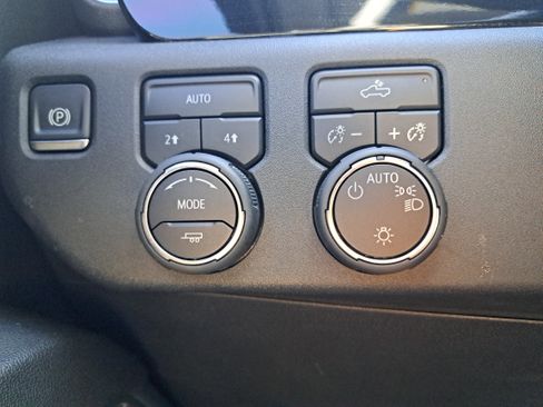 Used 2024 Chevrolet Silverado 1500 LT image 32