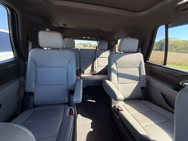 Used 2024 GMC Yukon SLT w/ SLT Premium Package RWD image 9