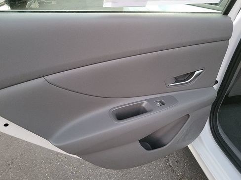 Used 2026 Hyundai Elantra SE FWD image 18