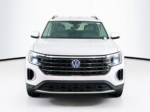 Used 2025 Volkswagen Atlas SE image 2