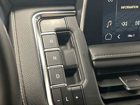 Used 2023 GMC Yukon SLT w/ SLT Premium Package AWD/4WD image 19