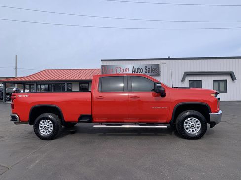 Used 2022 Chevrolet Silverado 2500 LT w/ Convenience Package image 2