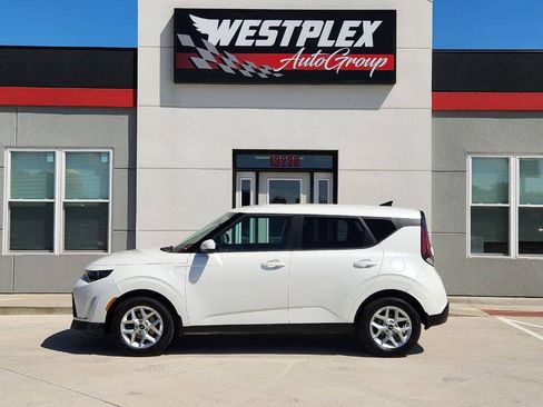 Used 2023 Kia Soul LX w/ LX Technology Package FWD image 25