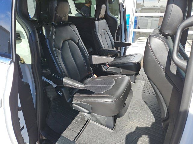 Used 2025 Chrysler Pacifica Select FWD image 29