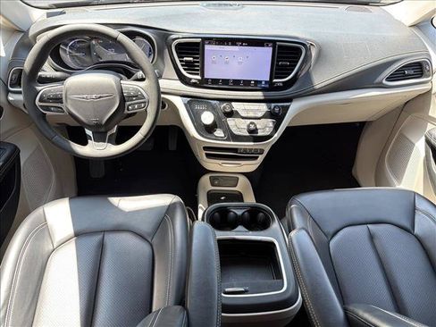 Used 2023 Chrysler Pacifica Touring-L FWD image 10