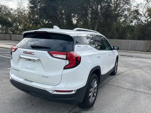 Used 2023 GMC Terrain SLT image 3
