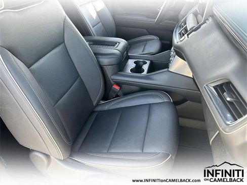 Used 2023 GMC Yukon SLT w/ SLT Premium Package image 11