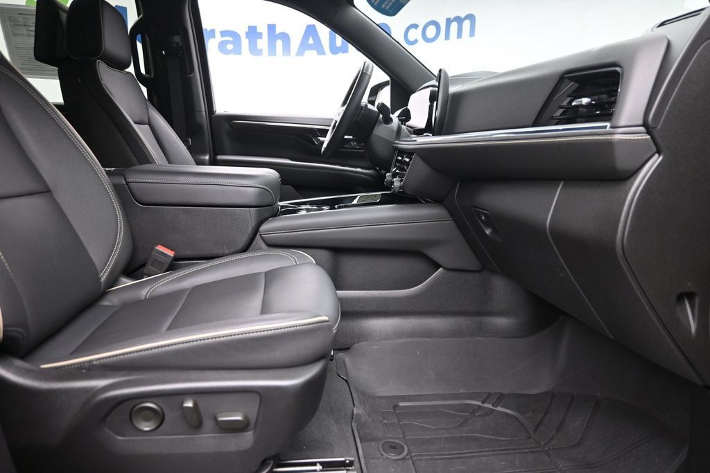 Used 2025 Chevrolet Suburban Premier AWD/4WD image 9