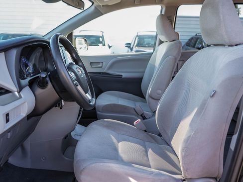 Used 2020 Toyota Sienna L image 18