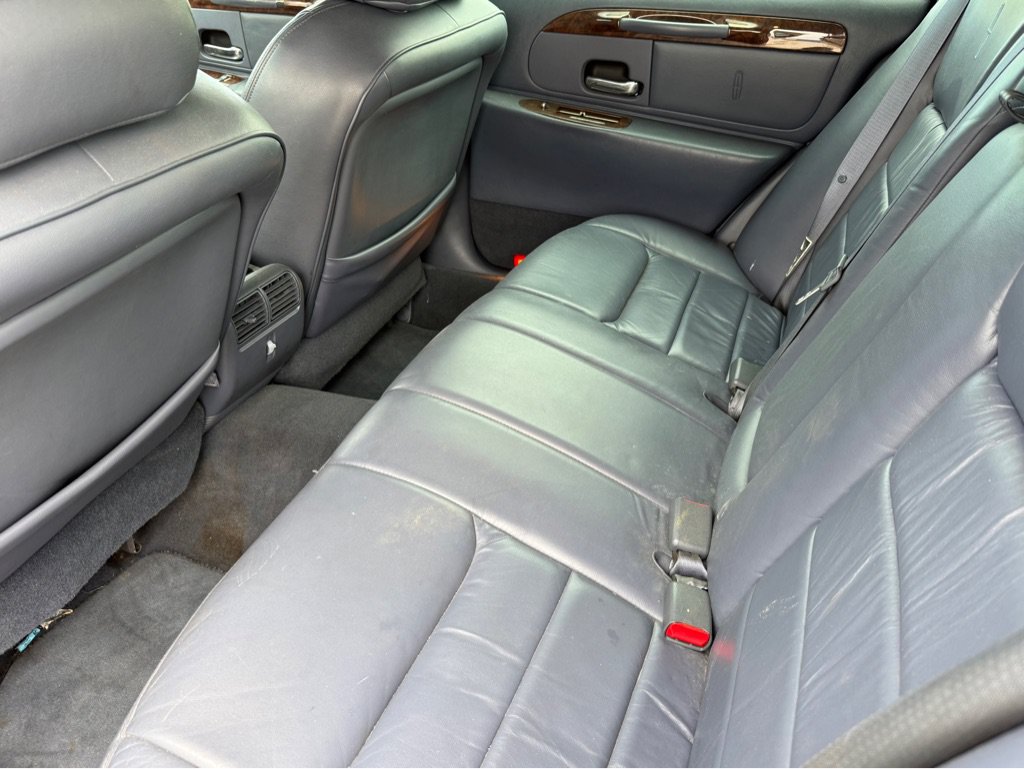 Used 1999 Lincoln Town Car Signature RWD image 16