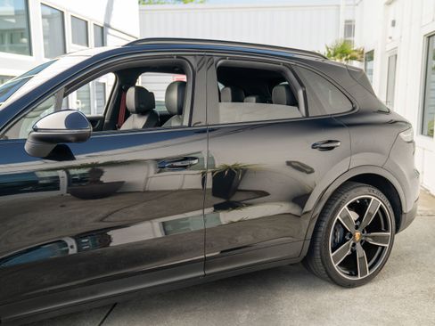 Used 2022 Porsche Cayenne image 5