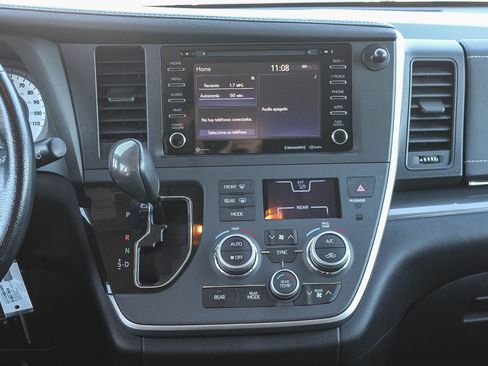 Used 2020 Toyota Sienna SE w/ Carpet Mat Package image 14
