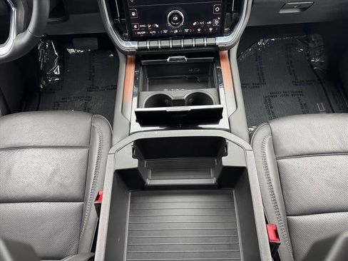 Used 2025 GMC Yukon XL Denali image 12