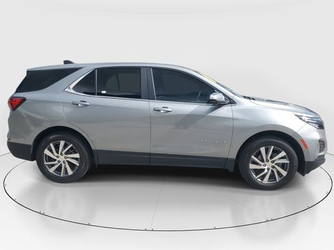 Used 2024 Chevrolet Equinox LT image 2