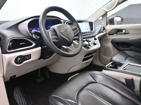Used 2023 Chrysler Pacifica Touring-L image 8