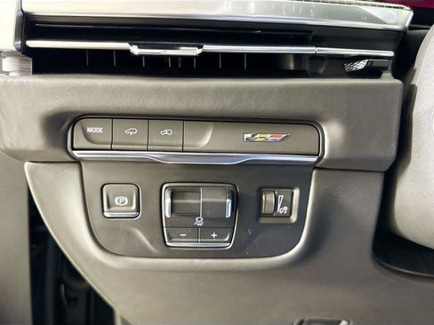 Used 2025 Cadillac Escalade ESV V w/ LPO, ONYX Package AWD/4WD image 16