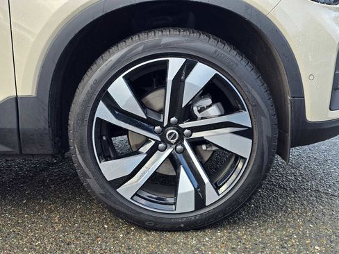 Used 2025 Volvo XC40 B5 Plus w/ Climate Package image 9