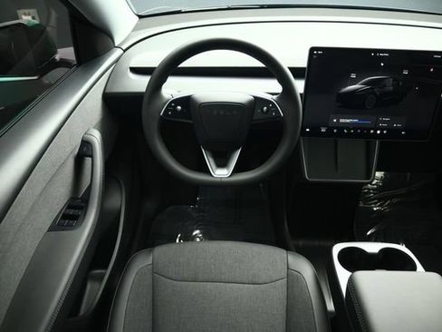 Used 2026 Tesla Model Y 2WD image 5