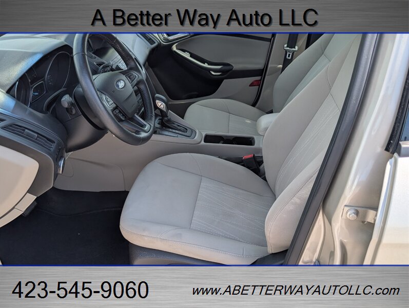 Used 2018 Ford Focus SE w/ Cold Weather Package FWD image 18