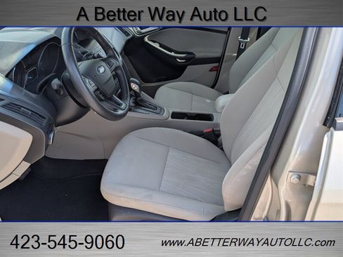 Used 2018 Ford Focus SE w/ Cold Weather Package FWD image 18