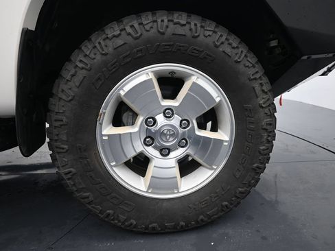 Used 2006 Toyota 4Runner SR5 AWD/4WD image 11