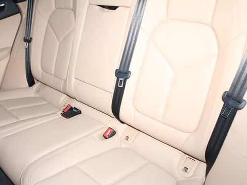 Certified 2025 Porsche Macan image 24