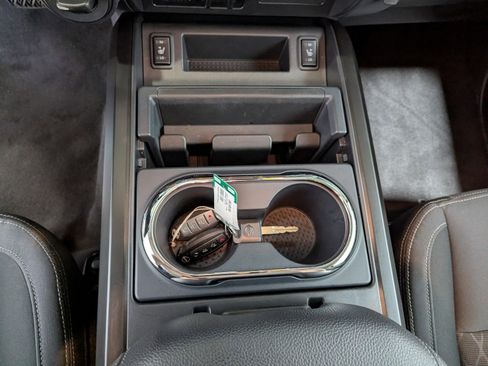 Used 2024 Nissan Titan SV w/ SV Convenience Package image 23