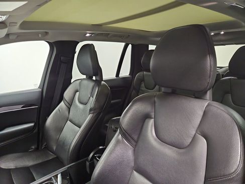 Used 2018 Volvo XC90 T6 Momentum w/ Convenience Package image 14