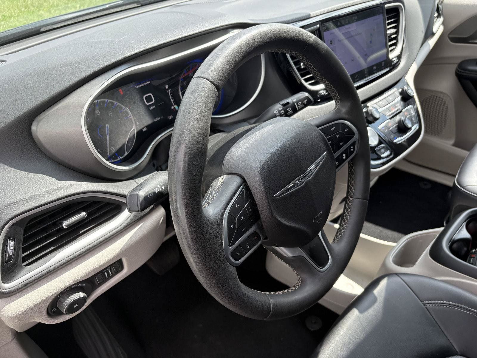 Used 2024 Chrysler Pacifica Touring-L FWD image 8