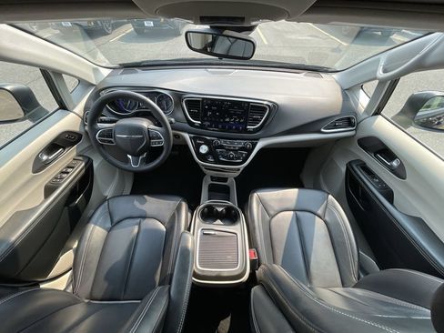 Used 2023 Chrysler Pacifica Touring-L FWD image 28